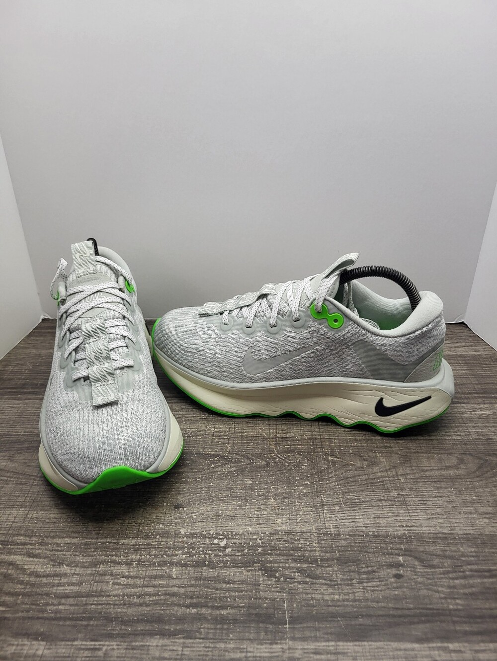 Nike Motiva Light Silver And Green Strike Women's Size 9 Running Walking Shoes